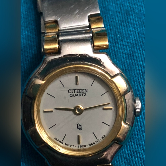 (933)Vintage Ladies Citizen CQ Two Tone Gold & Silver Quartz Watch…. - Picture 4 of 14